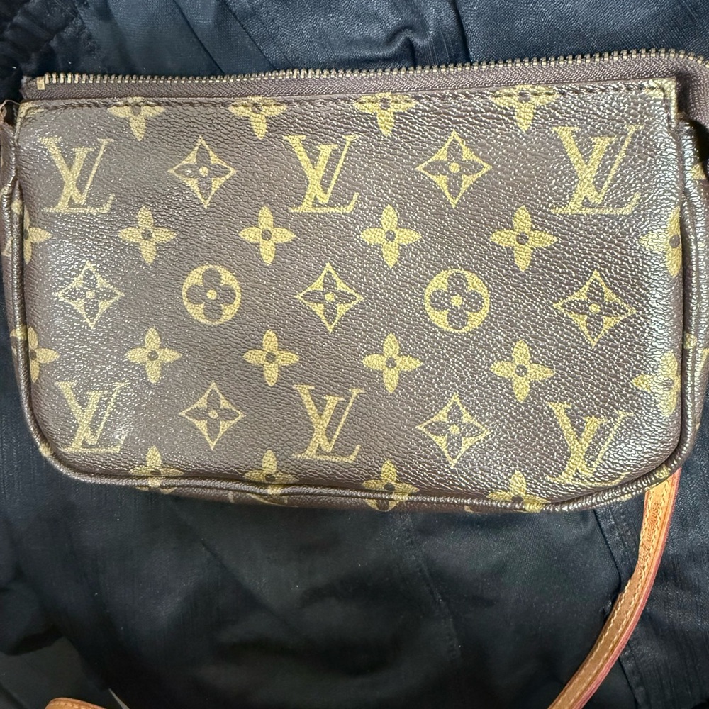 Louis Vuitton Beige and Gold Interior Pouch
Best offers!